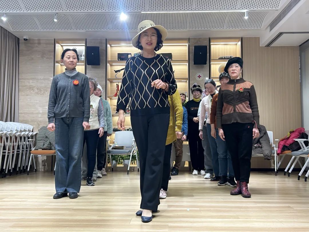 40岁东北老阿姨无码40岁东北老阿姨的独特魅力——无码生活的自信与风采-第2张图片