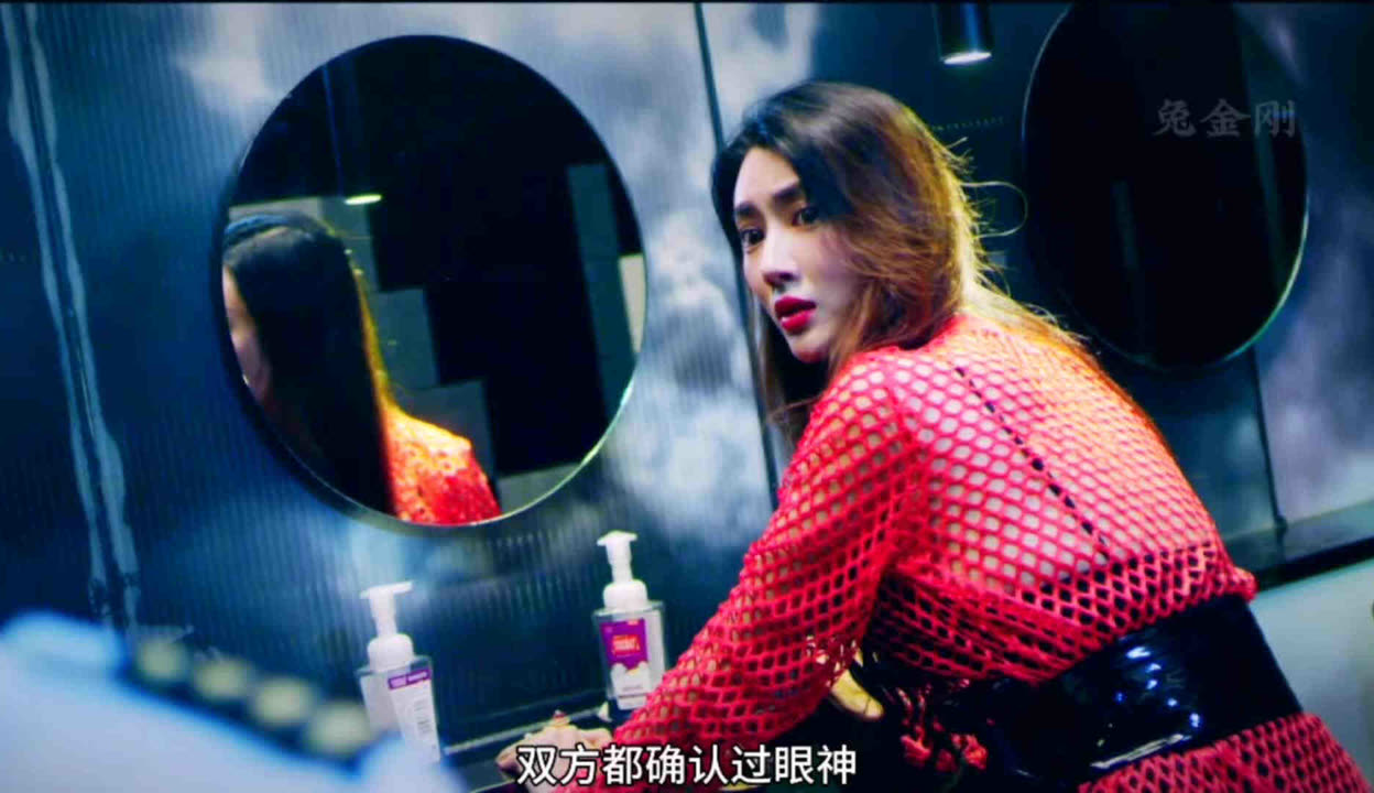 女子意外拔出一大爷，草地中的奇妙遭遇