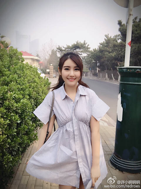 龚玥玥菲龚玥菲透视装，时尚与大胆的完美结合