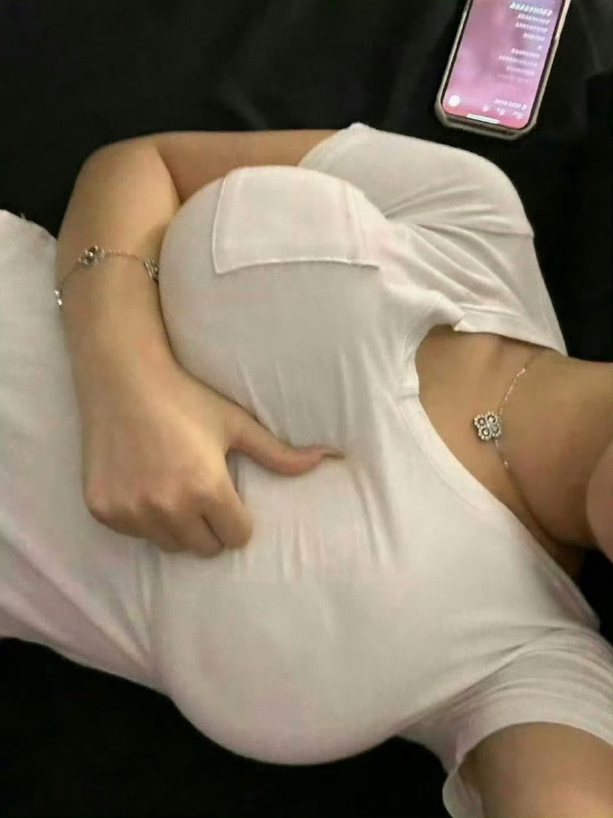 把舌头伸进她腿间花缝里正常吗探索身体之谜——一次关于亲密行为的尝试-第2张图片