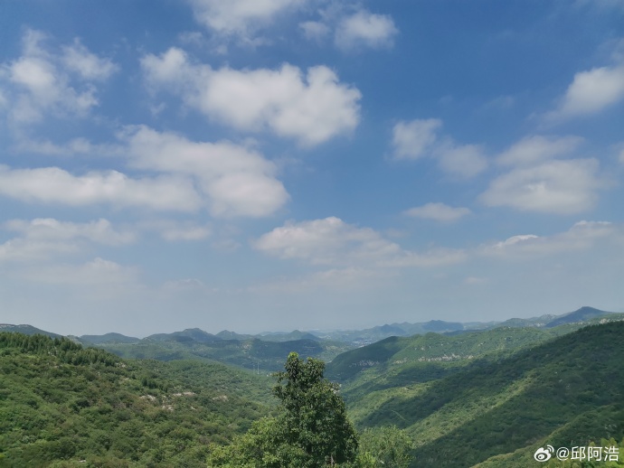 那对饱满的山峰——自然之美与心灵的震撼-第2张图片
