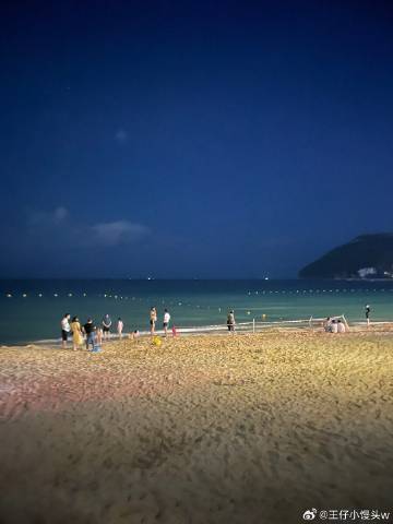 夏天透过短袖看到女生夏日短袖下的独特风景——女生小馒头的侧面魅力