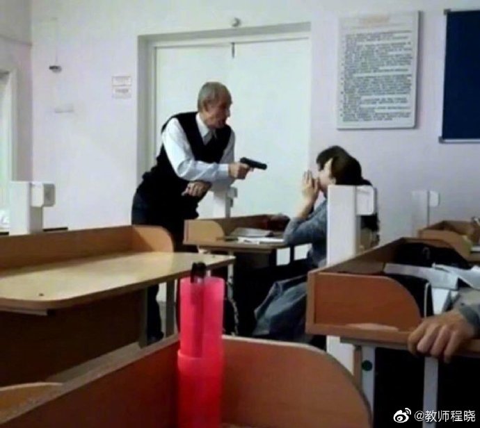 打扑克与身体极限的挑战，一场不盖被子的剧烈运动