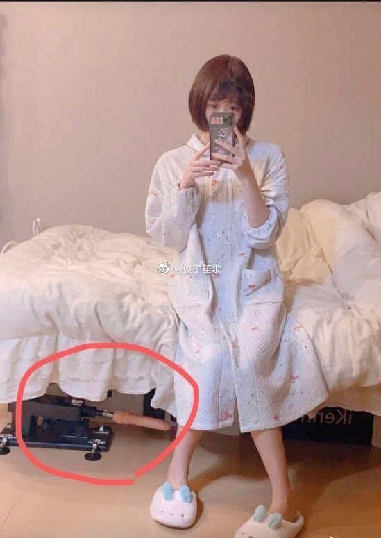 老师掀起裙子让我捅一次难忘的课堂经历，老师掀起裙子让我捅-第2张图片