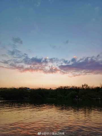 夏天透过短袖看到女生夏日短袖下的独特风景——女生小馒头的侧面魅力-第3张图片