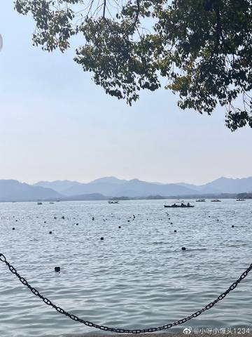 夏天透过短袖看到女生夏日短袖下的独特风景——女生小馒头的侧面魅力-第2张图片