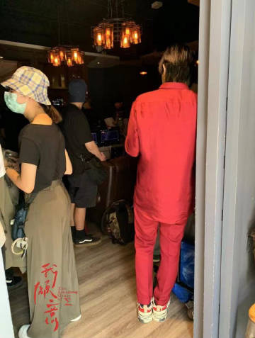 女生和男生一起怼怼怼怼轮滑鞋携手共进，女生与男生一起怼怼怼怼的青春故事-第2张图片