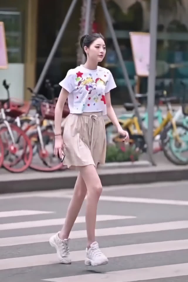 女生迈开腿与男生扑克的不同之处