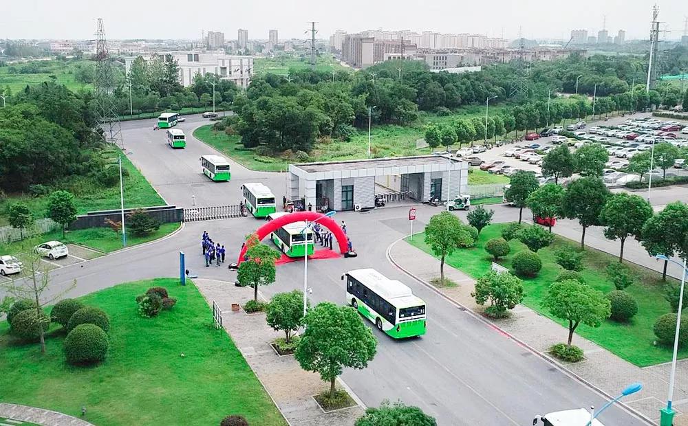 公交车挺进艳妇艳遇公交车，一次意外的挺进之旅-第2张图片