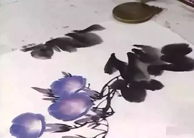 坐在紫到发黑的巨龙上写作业小说紫木棒上的笔尖舞动-第2张图片