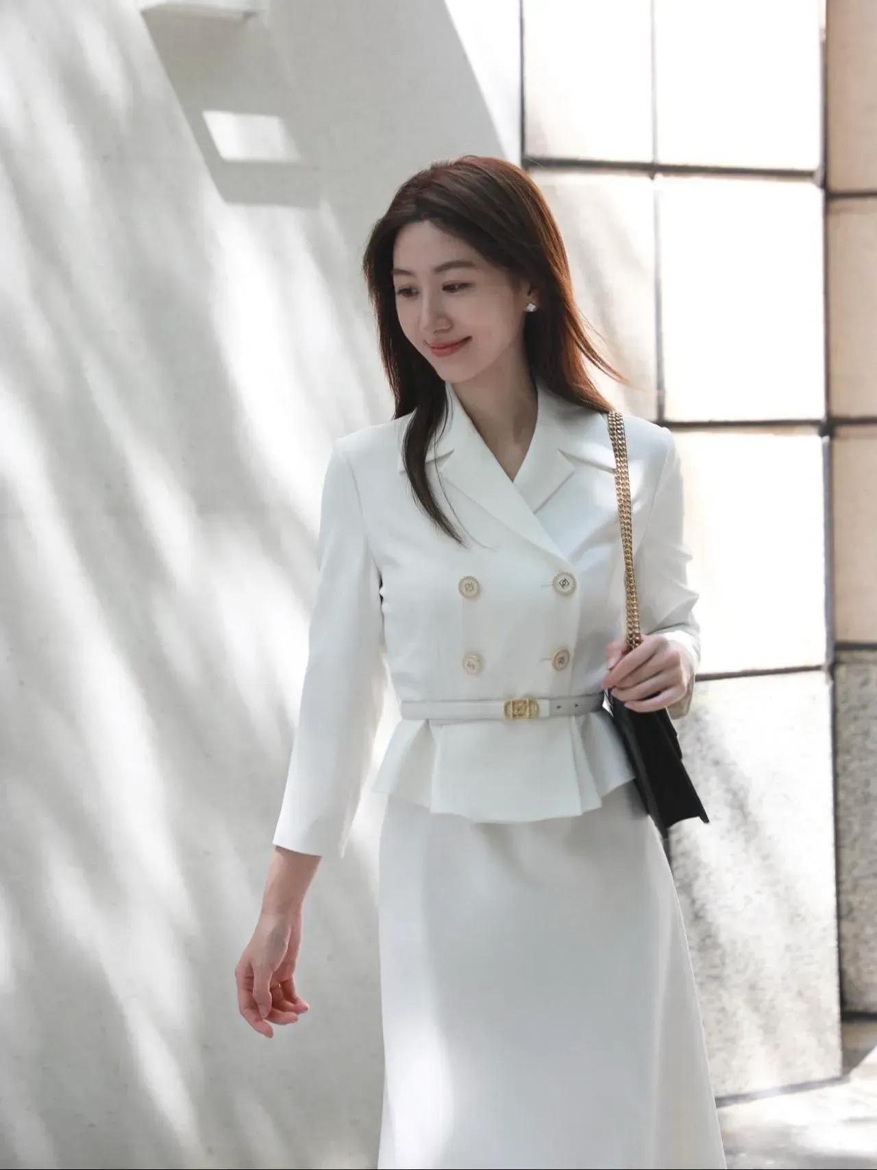 白洁少妇集——探索现代都市中的女性魅力-第2张图片