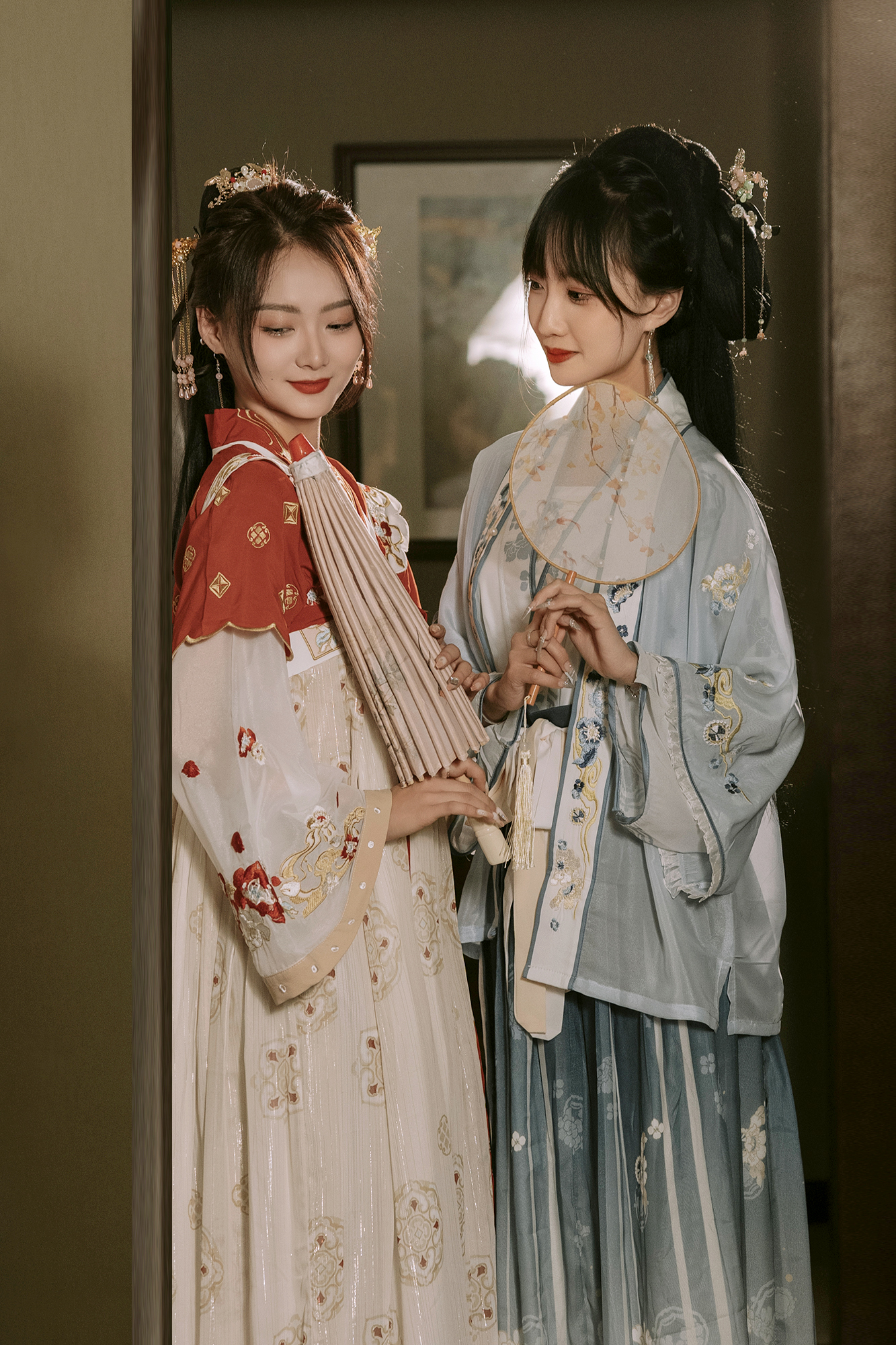按摩师坐在两腿中间按摩按摩师的艺术，在两腿之间寻找舒适与放松