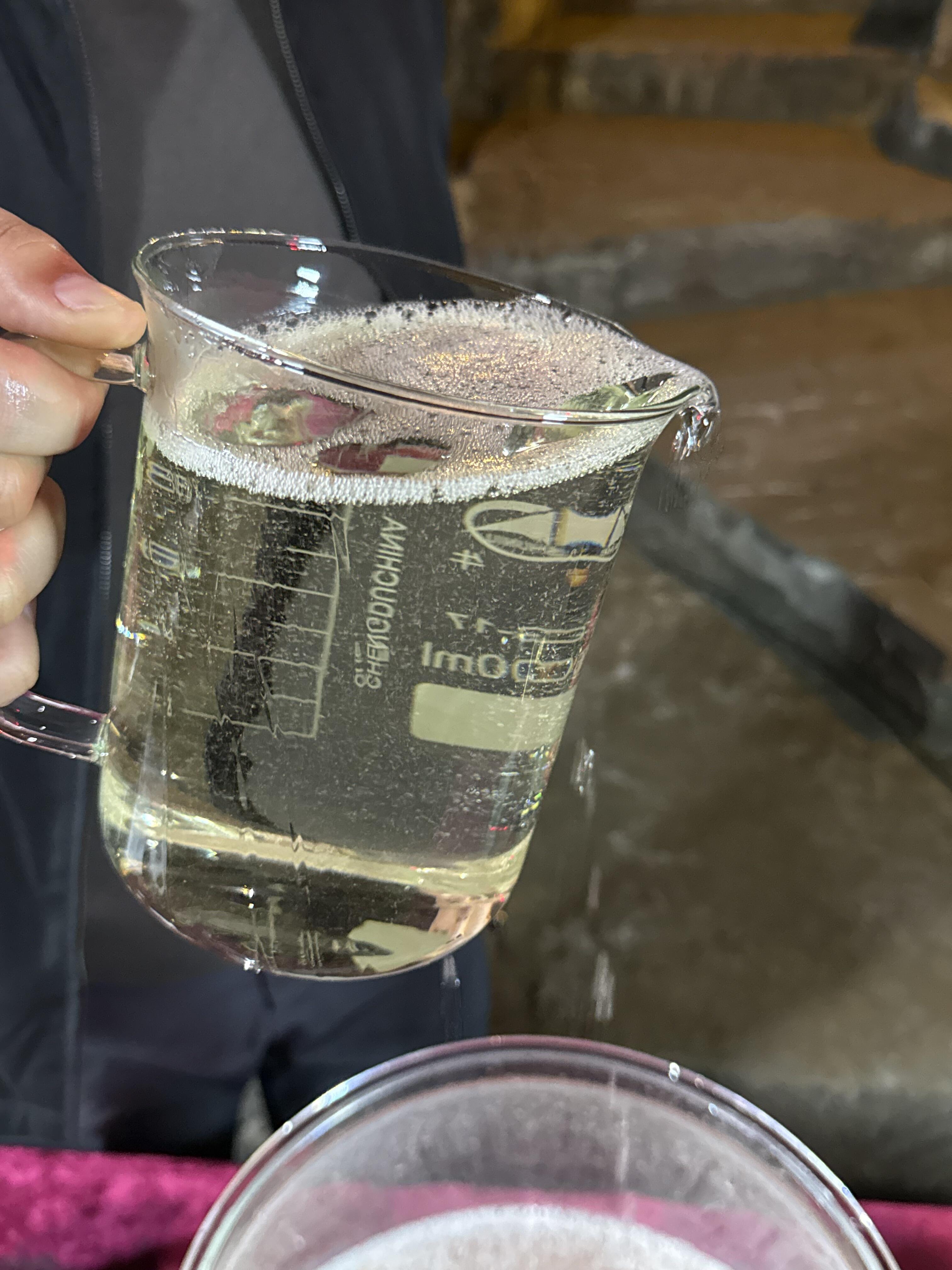 他将红酒慢慢倒入哪里_清晰红酒的流淌与艺术，他将红酒慢慢倒入哪里？