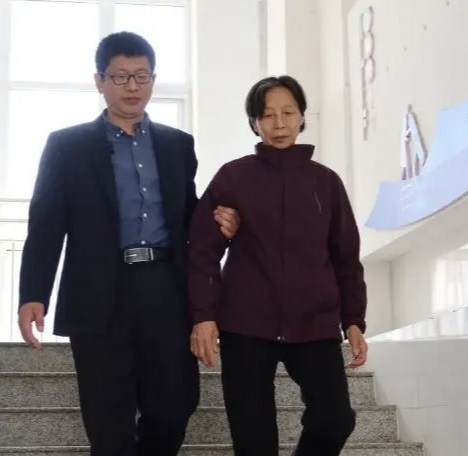 因不擦黑板被老师c了一节课因不擦黑板而遭遇的课堂教训-第2张图片