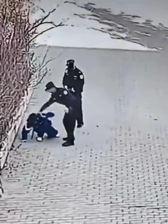 警察记者张津瑜事件，公众的关注与反思