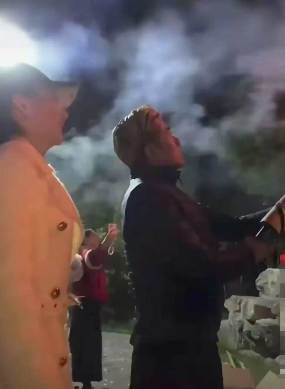 男生女生晚上打补克全程观看男生女生共同度过的夜晚——打扑克全程记录-第2张图片