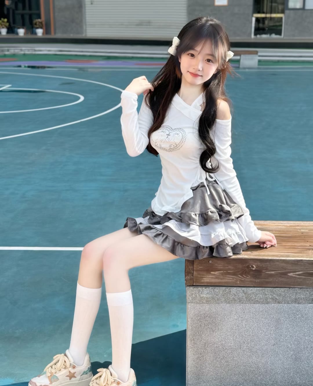 挠白色丝袜女孩探索神秘而诱人的挠白色丝袜女孩-第3张图片
