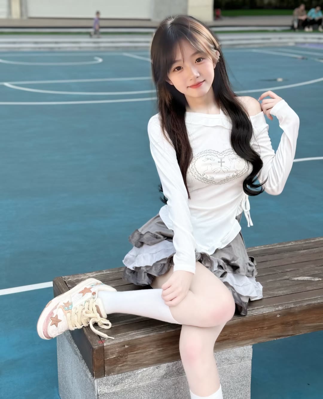 挠白色丝袜女孩探索神秘而诱人的挠白色丝袜女孩