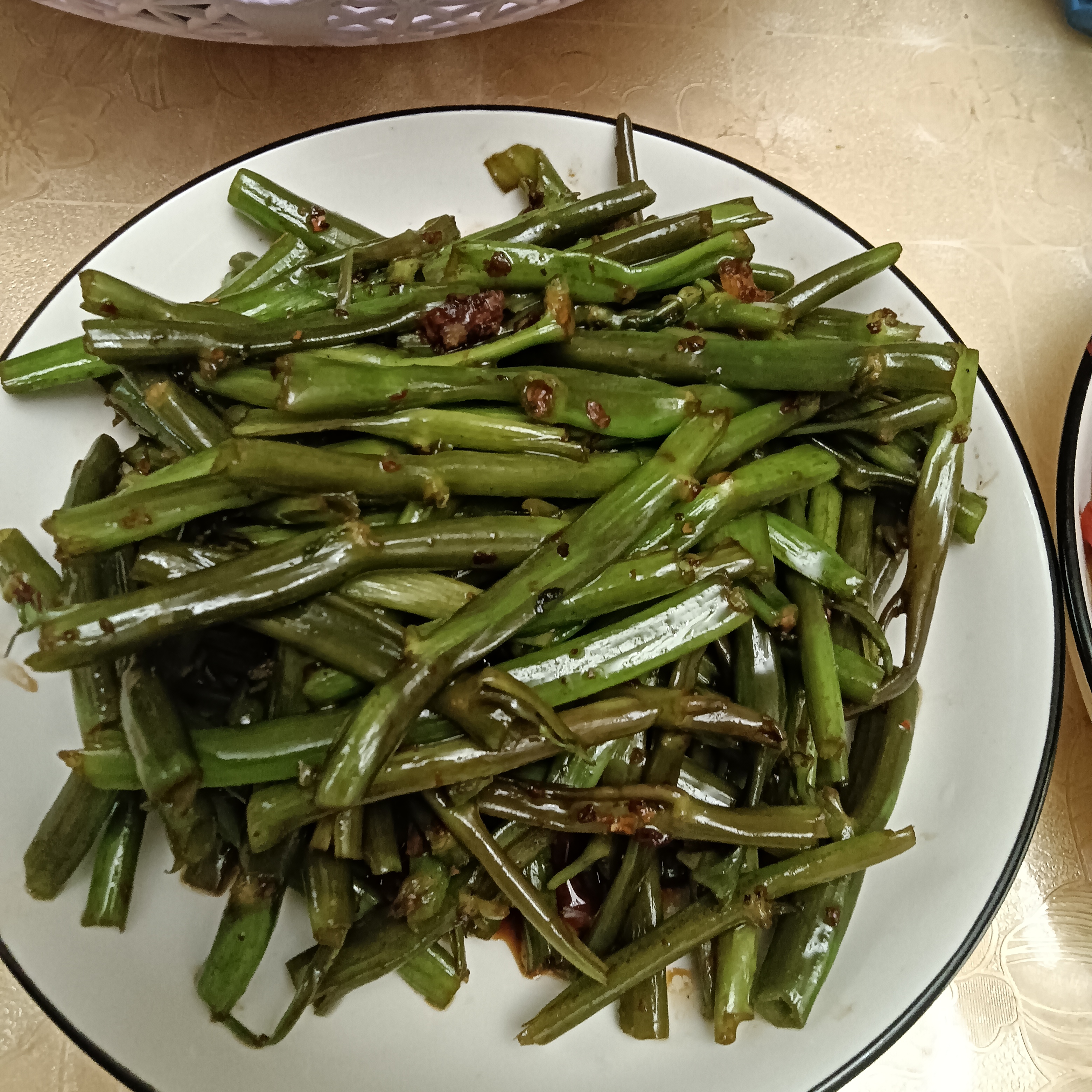 共享美食的奇妙体验，一个在上面吃，一个在下吃免费-第2张图片