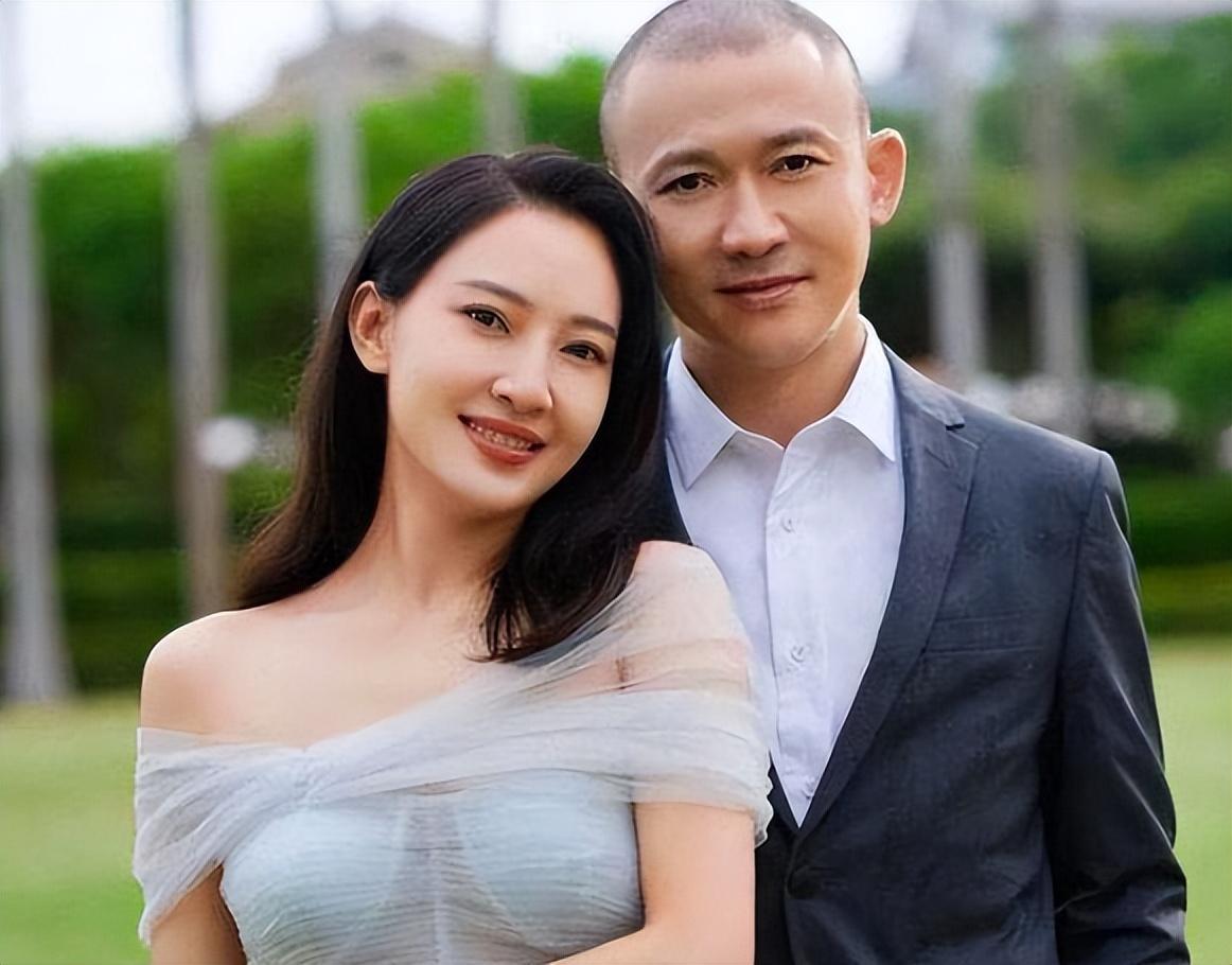 女人喊疼男人却越往里寨打扑克女人喊疼背后的复杂情感，男人为何在疼痛中越往里寨打扑克？-第2张图片