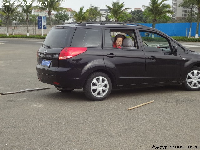教练把车开到没人的地方去了教练的决策，将车开至无人区域