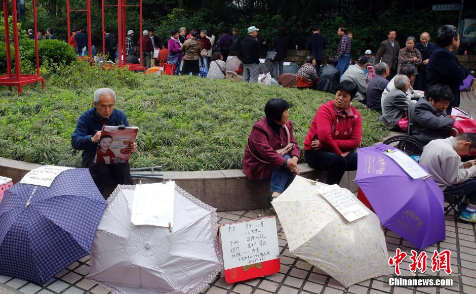 父母儿女四人大狂欢父母儿女四人大狂欢，欢乐时光的温馨篇章