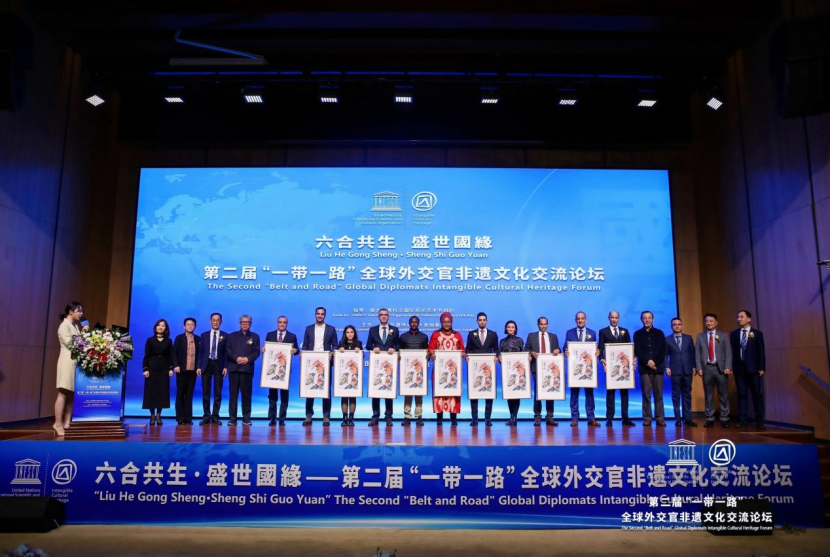 欧美与亚洲综合在线一区，全球文化交流的新趋势-第1张图片