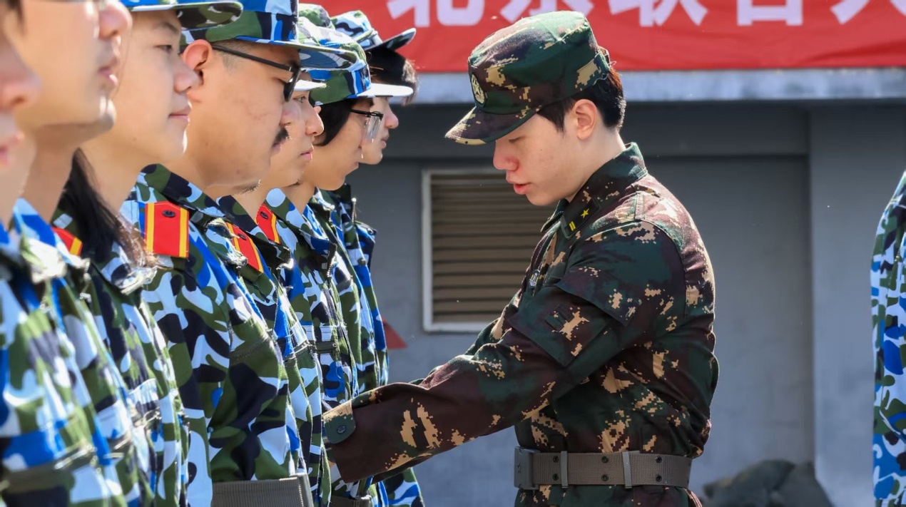 被教官在宿舍C到崩溃的作文迷彩迷彩下的崩溃——教官在宿舍的严厉教导-第1张图片