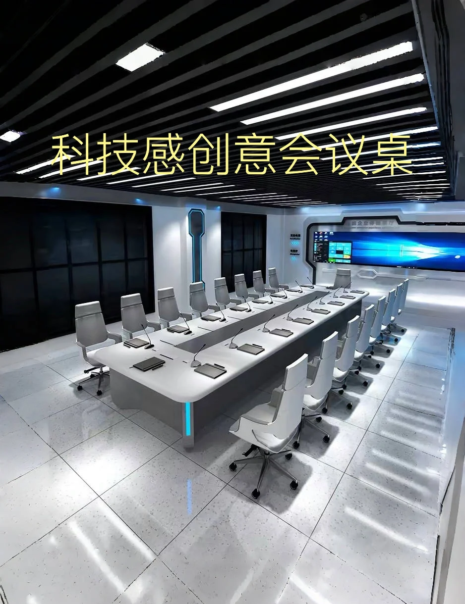 办公桌上的会议与细节揉捏