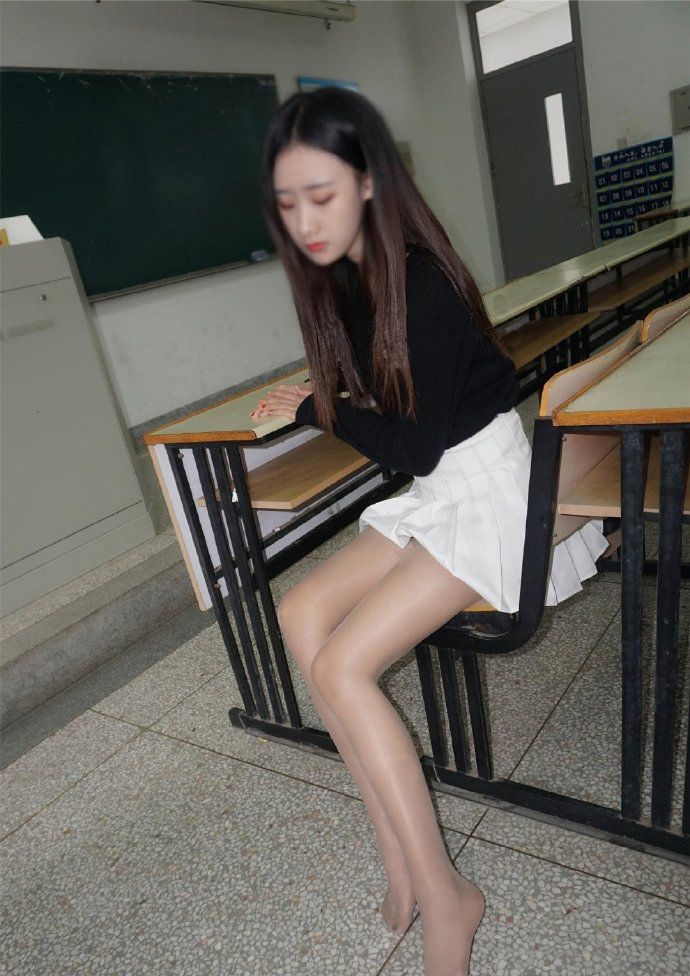 挠白色丝袜女孩轻挠白色丝袜下的秘密——与女孩的微妙互动-第2张图片