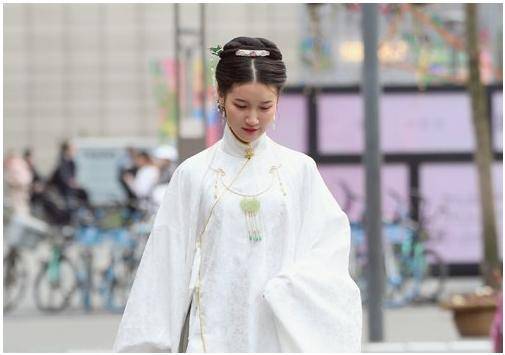 30岁少妇一摸就出水了正常吗30岁少妇的秘密，一触即发的诱惑-第2张图片