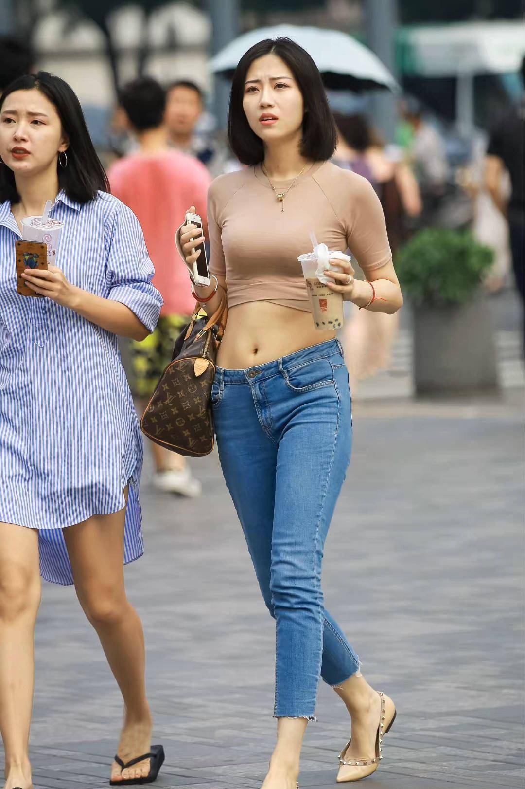 美女把衣服脱得连奶罩不剩美女脱衣秀，无拘无束的自由之美