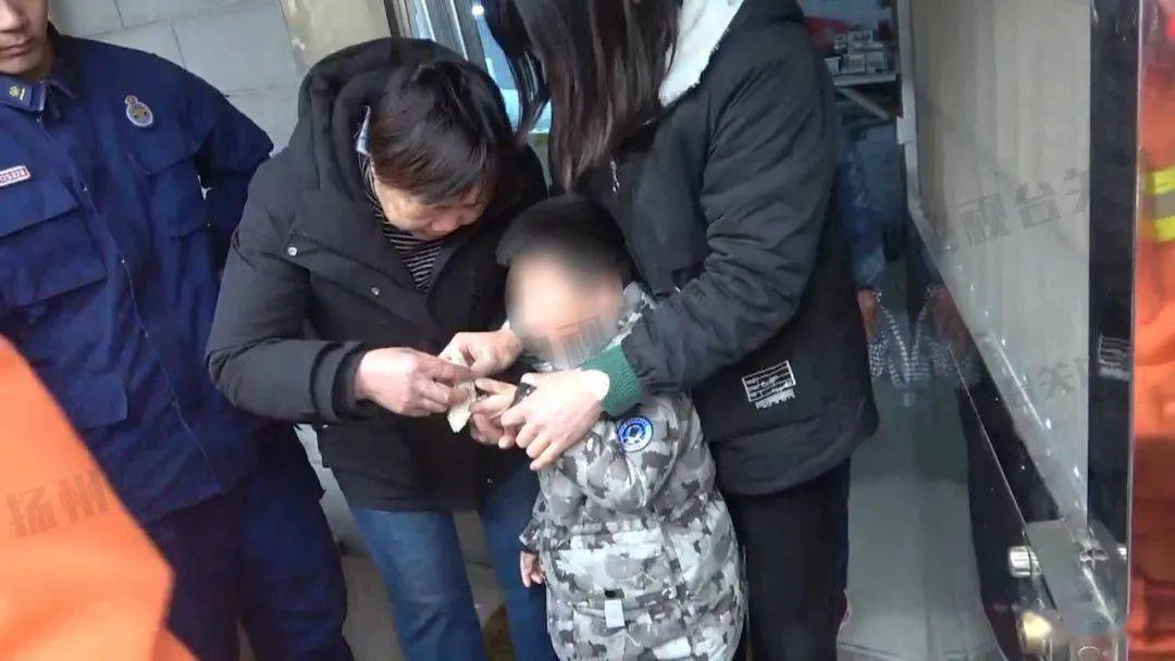 被压到落地玻璃窗前的紧急救援动漫紧急救援，被压在落地玻璃窗前的生命之战-第3张图片