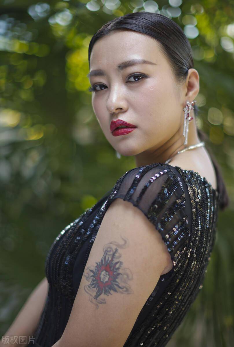 探索50岁熟女的魅力，毛发的秘密与水润肌肤的保养