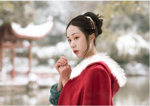 30岁少妇一摸就出水了正常吗30岁少妇的秘密，一触即发的诱惑