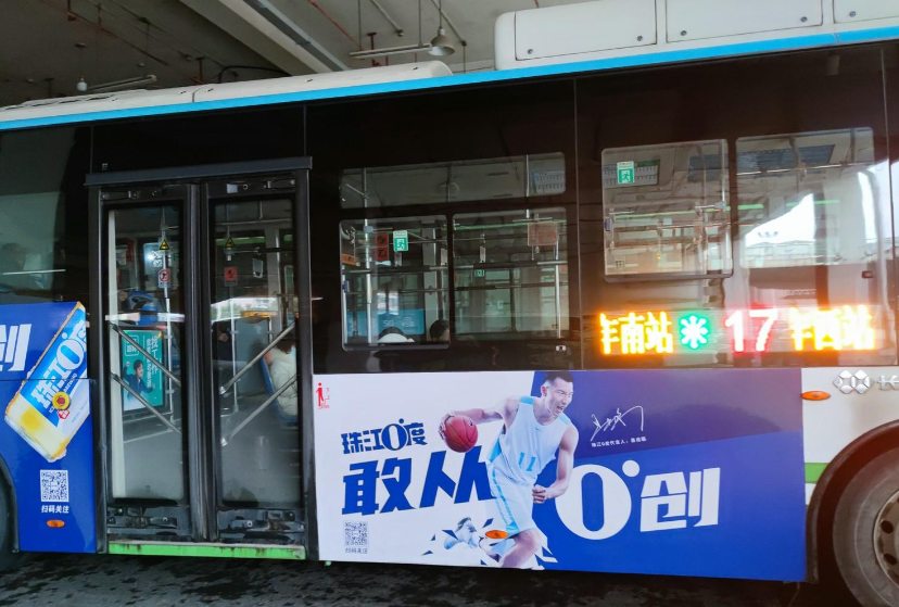 拥挤的公交车上不知道什么东西顶着个风拥挤的公交车，城市生活的独特体验-第2张图片