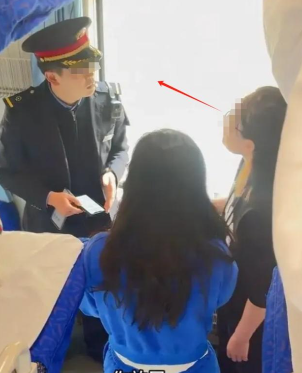长途车卧铺最后一排公交车上的意外遭遇，我如何被困在座位上无法行走-第2张图片