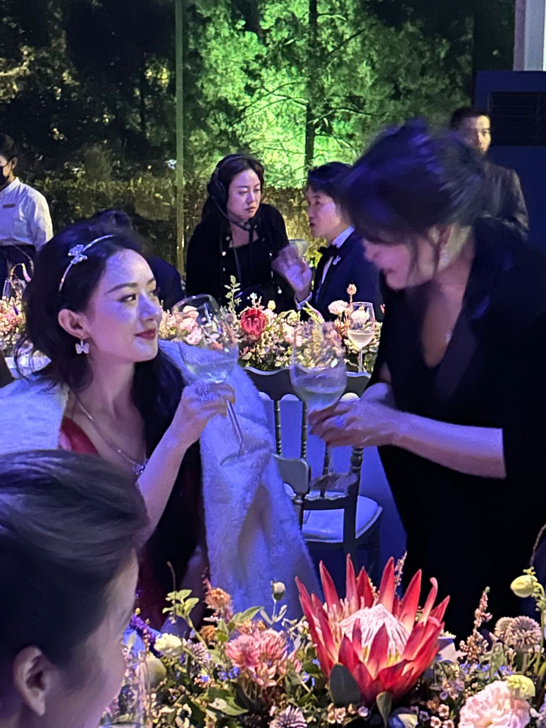 两个人夜晚在车上能干什么视频夜晚车行，两人共度时光的浪漫与温馨-第3张图片