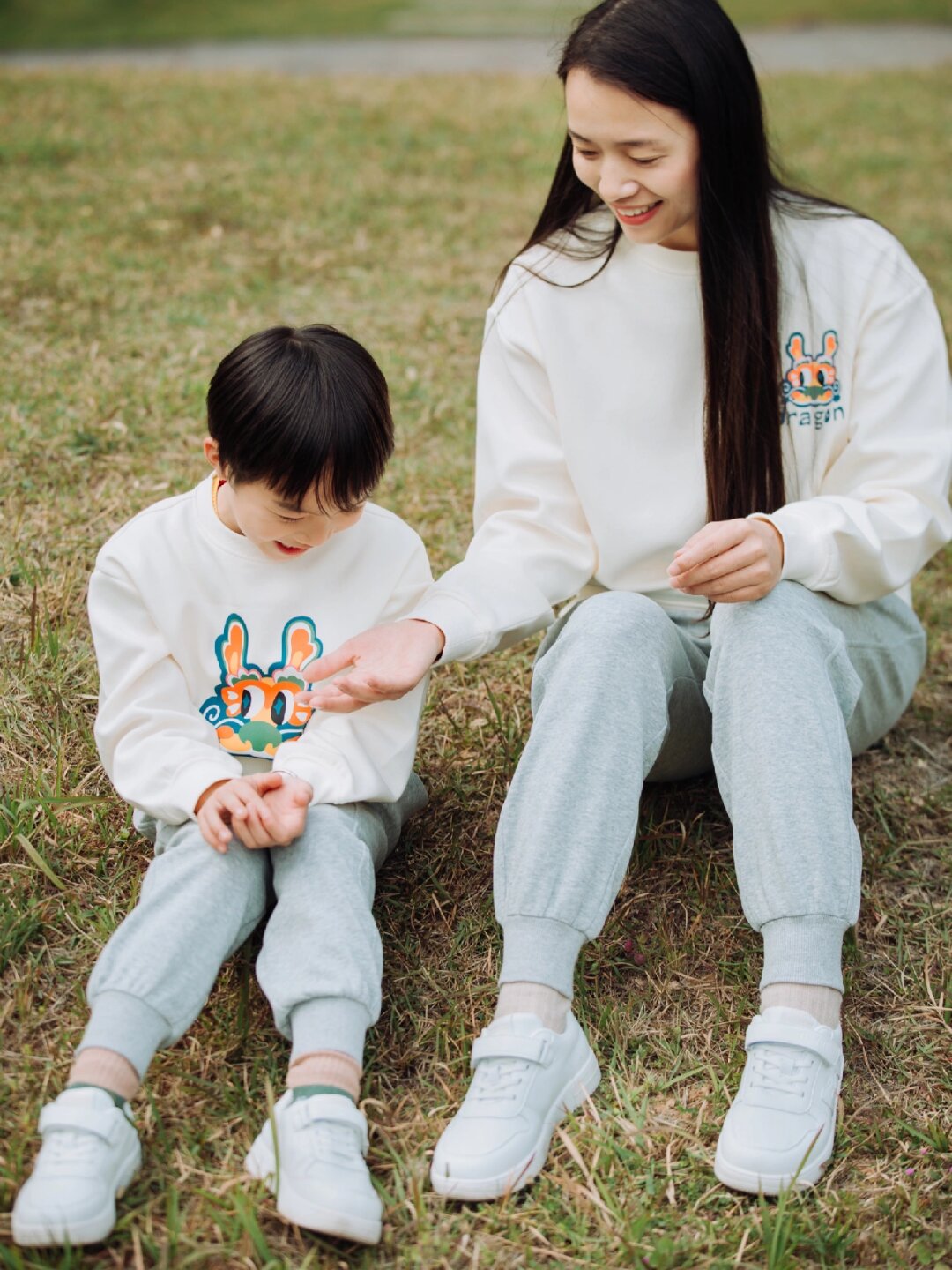 一家儿女4口人一起玩的游戏一家四口欢乐时光，共度美好时光的温馨瞬间