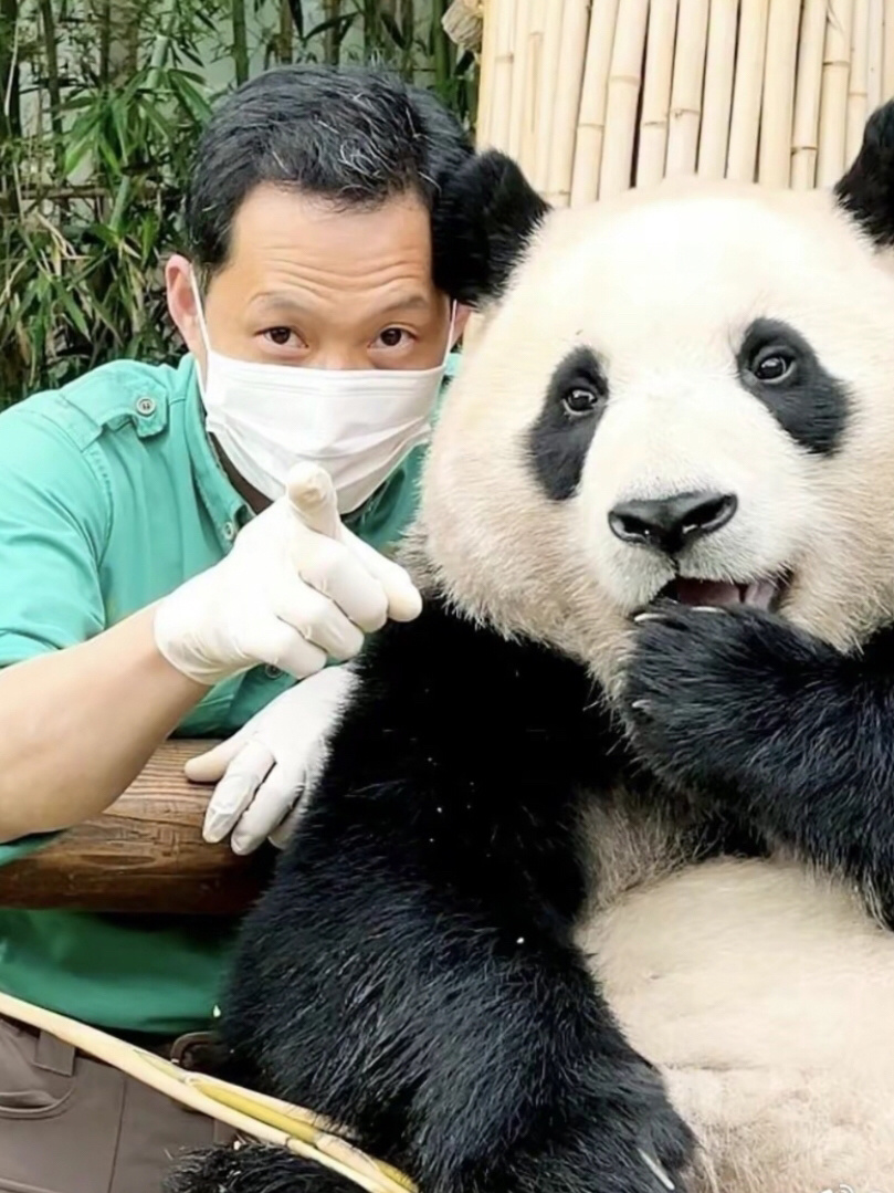 爷爷和朋友一起玩我爷爷、朋友和我，欢乐的时光