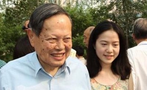82岁老人找20多岁小伙子三级毛片在线播放的注意事项与风险分析-第2张图片