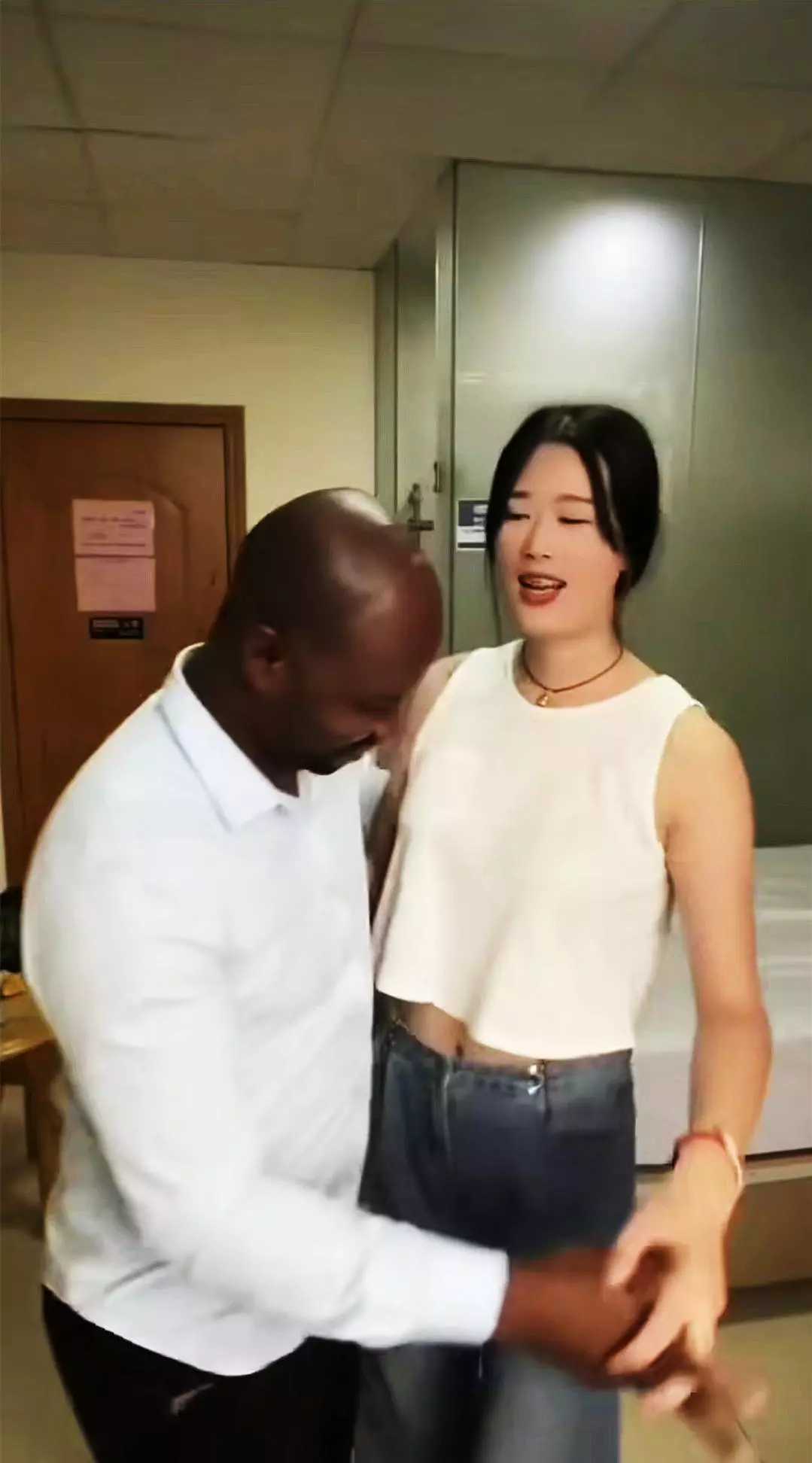 男朋友突然从后面抓我的胸意外触碰，我与男友之间的亲密瞬间