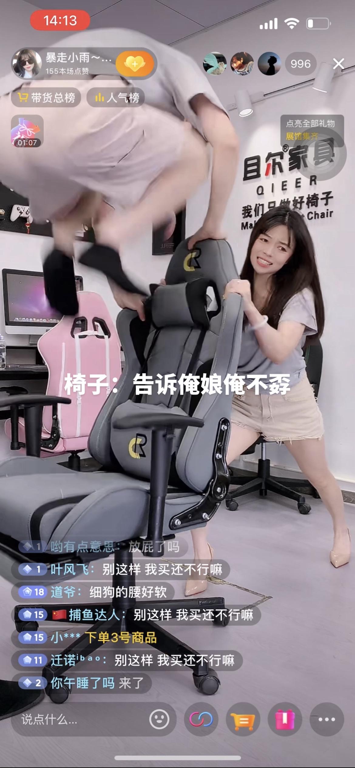 女生迈开腿打扑克又疼又痒怎么办呢视频女生体验扑克游戏的挑战，迈开腿的微妙感受