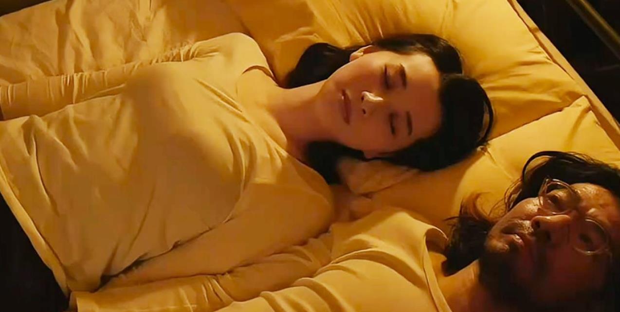 丰满女邻居的亲密瞬间——真实记录的爰BD正片