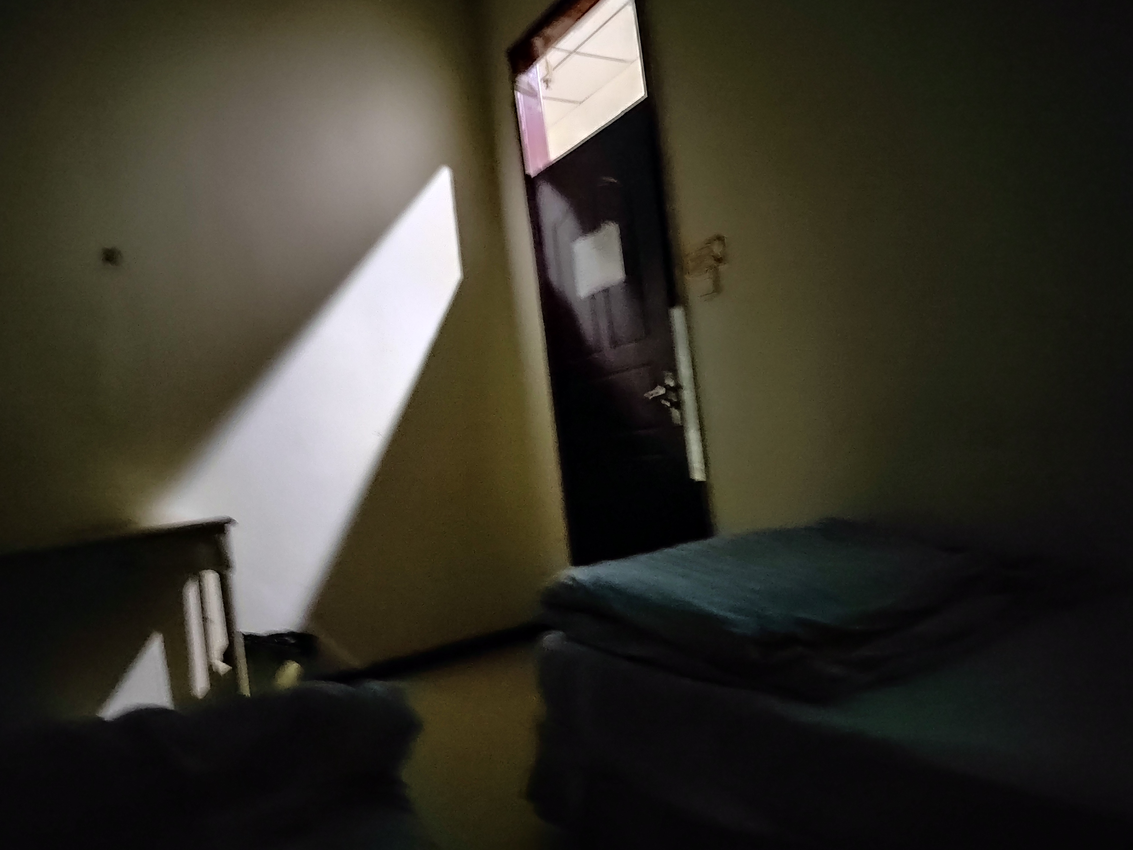 趴在玻璃窗做给别人看的视频大全集玻璃窗下的独特视角，探索趴在玻璃窗做给别人看的视频大全的多元世界