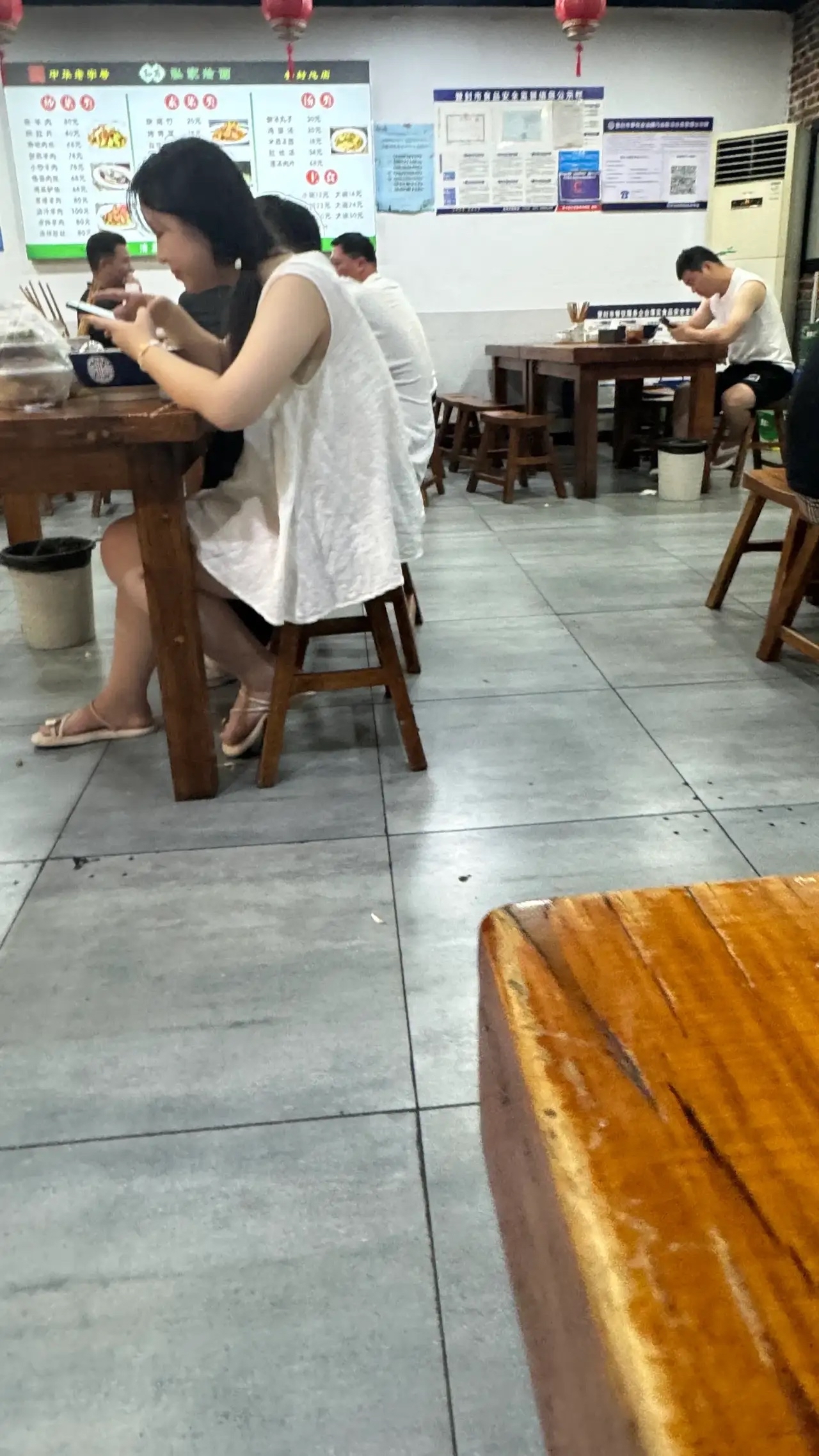 一人吃上面一人吃下一人吃上面，一人吃下，上下同享的饮食文化
