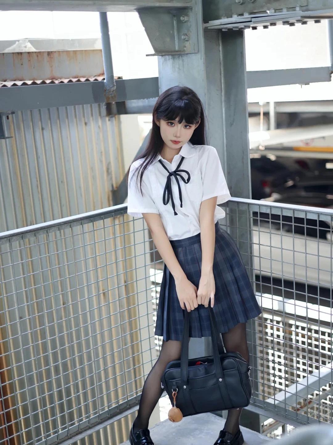 jk内部是什么样的探索JK制服下的底部视角之美-第2张图片