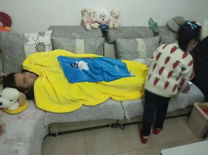 双人床上的游戏，打扑克不盖被子-第2张图片