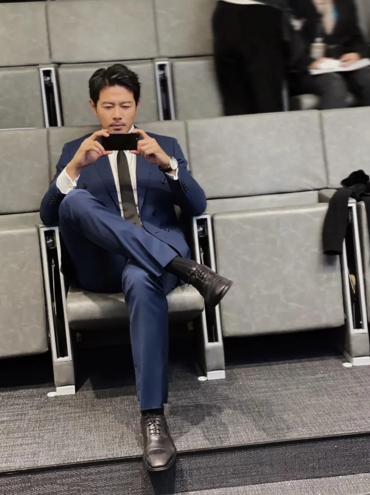 关于他趴在两腿中间舔我私密的探讨，健康与道德的边界