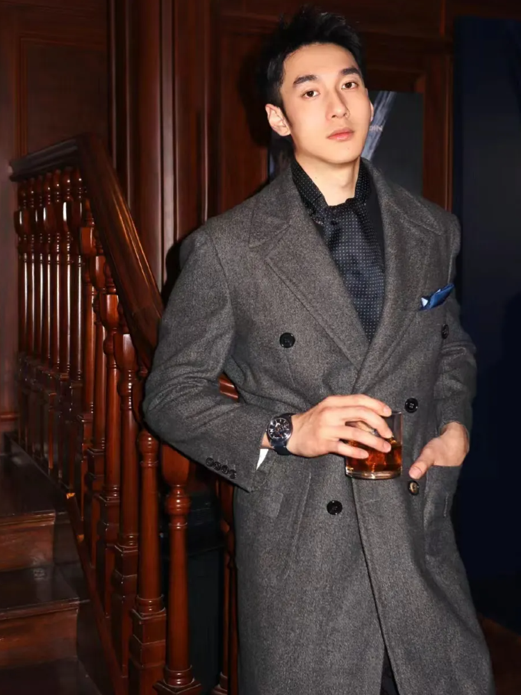 父亲误闯隐私，打开两个女儿的包